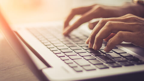 E-Mail Kommunikation Tippende Hände auf Tastatur