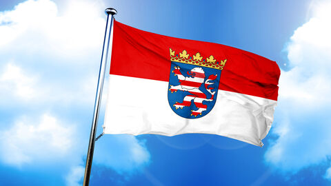 Hessenflagge Eine Hessenflagge weht im Wind vor einem leicht bewölkten blauen Himmel